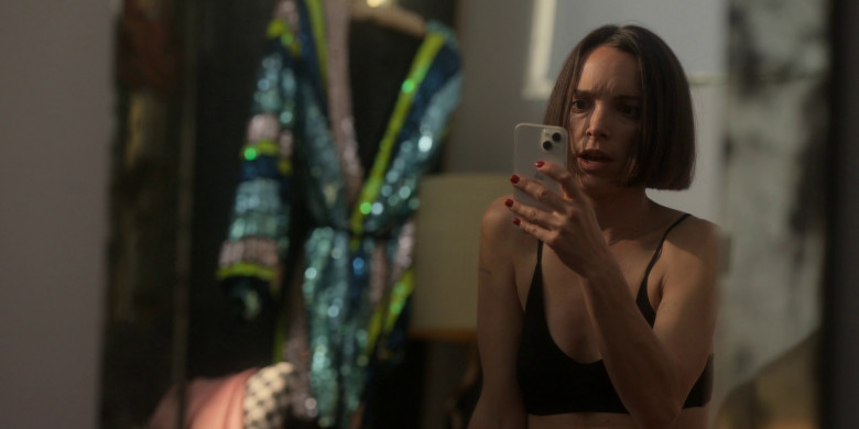 Apple iPhone Smartphone of Jodi Balfour as Jack Danvers in Ted Lasso S03E08 "We'll Never Have Paris" (2023) - 366841