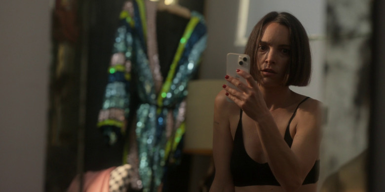 Apple iPhone Smartphone of Jodi Balfour as Jack Danvers in Ted Lasso S03E08 "We'll Never Have Paris" (2023) - 366842