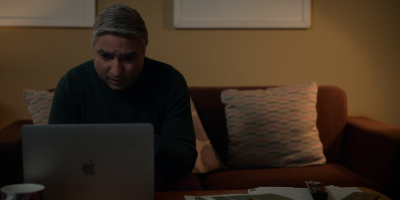Apple MacBook Laptop Computers in Ted Lasso S03E08 "We'll Never Have Paris" (2023) - 366860