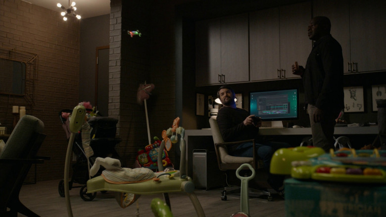 Apple Mac Pro Computer and Apple Thunderbolt Display in The Blacklist S10E10 "The Postman" (2023) - 366527