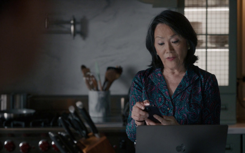Apple iPhone and MacBook in The Company You Keep S01E09 "The Truth Shall Set You Free" (2023)