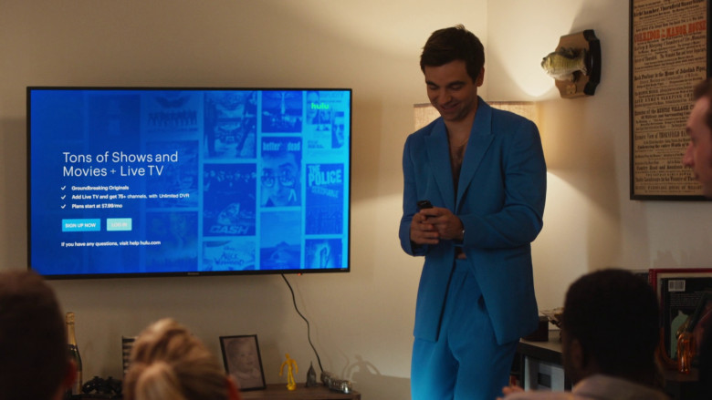 Hulu Streaming Service in The Other Two S03E01 "Cary Watches People Watch His Movie" (2023) - 367534