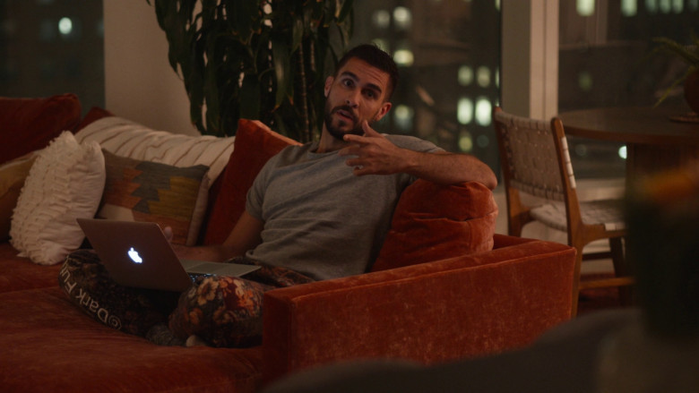 Apple MacBook Laptop in The Other Two S03E01 "Cary Watches People Watch His Movie" (2023) - 367519