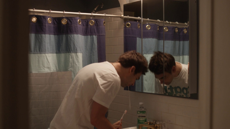 Listerine Mouthwash in The Other Two S03E01 "Cary Watches People Watch His Movie" (2023) - 367539