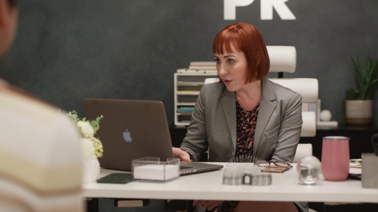 Apple MacBook Laptops in The Other Two S03E02 "Brooke Drives an Armpit Across America" (2023) - 367562