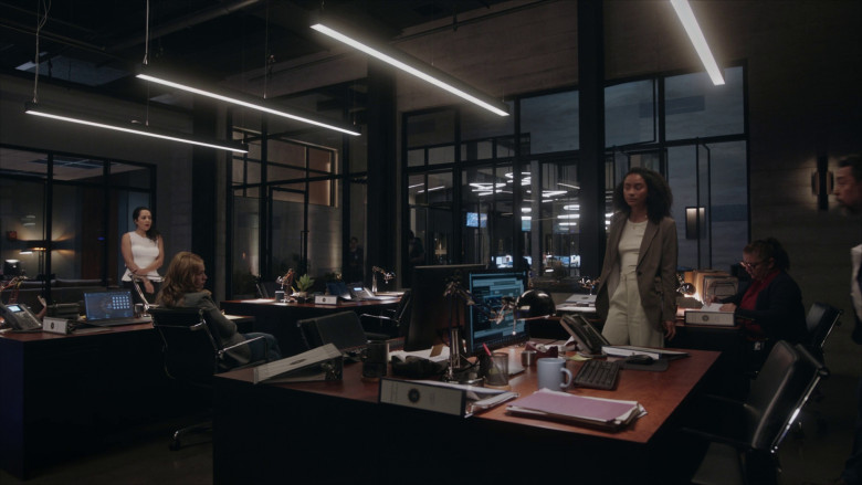 Dell Monitor in The Rookie: Feds S01E22 "Red One" (2023) - 366968