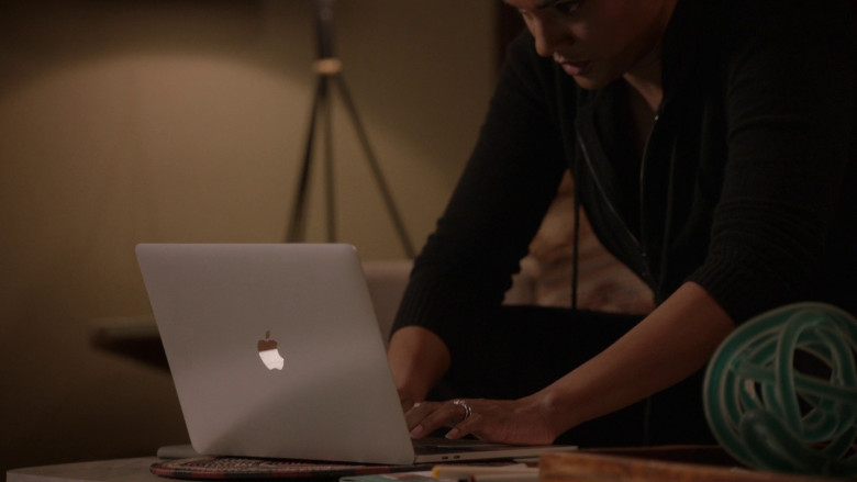 Apple MacBook Laptop in The Rookie S05E22 "Under Siege" (2023) - 366981