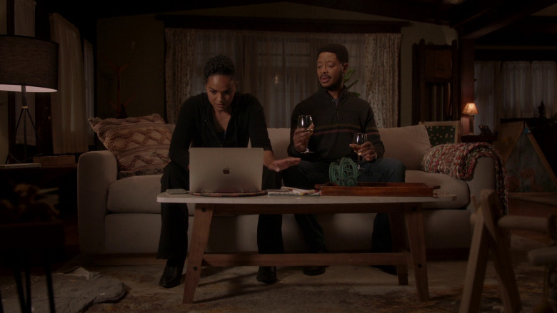 Apple MacBook Laptop in The Rookie S05E22 "Under Siege" (2023) - 366984