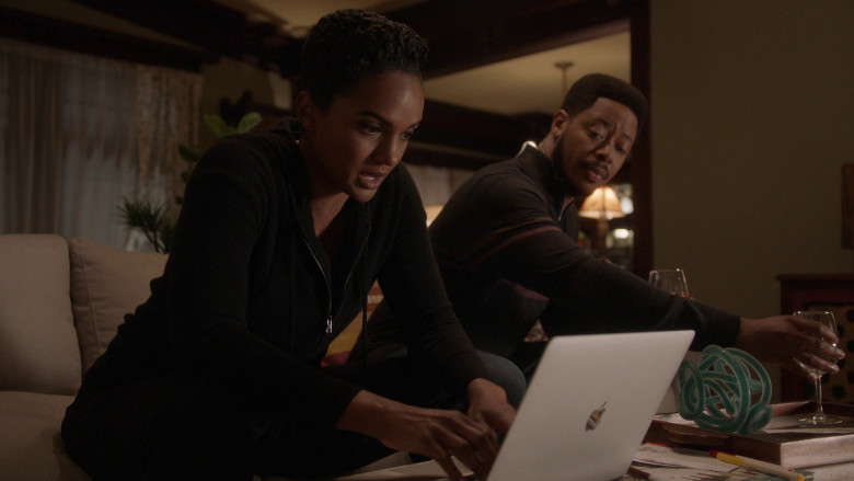 Apple MacBook Laptop in The Rookie S05E22 "Under Siege" (2023) - 366986