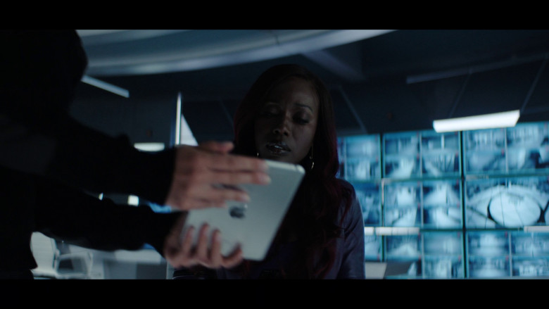 Apple iPad Tablets in Titans S04E11 "Project Starfire" (2023) - 367585