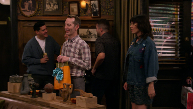 Sol Beer in How I Met Your Father S02E16 "The Jersey Connection" (2023) - 379942