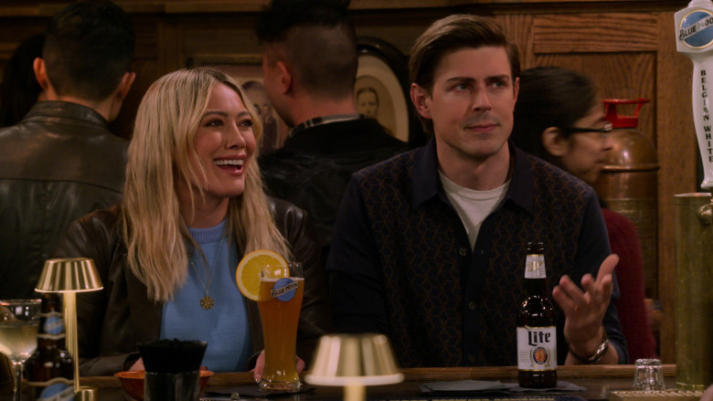 Blue Moon and Miller Lite Beer in How I Met Your Father S02E16 "The Jersey Connection" (2023) - 379891