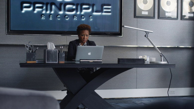 Apple MacBook Laptop of Wanda Sykes as Shuli Kucerac in The Other Two S03E06 "Brooke, and We Are Not Joking, Goes to Space" (2023) - 375740