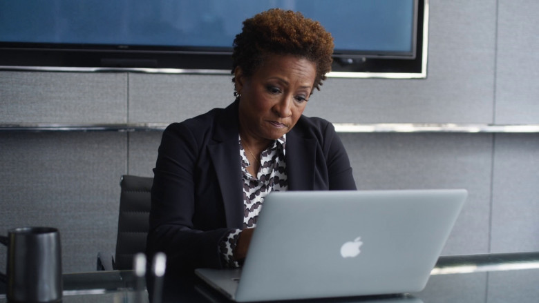 Apple MacBook Laptop of Wanda Sykes as Shuli Kucerac in The Other Two S03E06 "Brooke, and We Are Not Joking, Goes to Space" (2023) - 375741