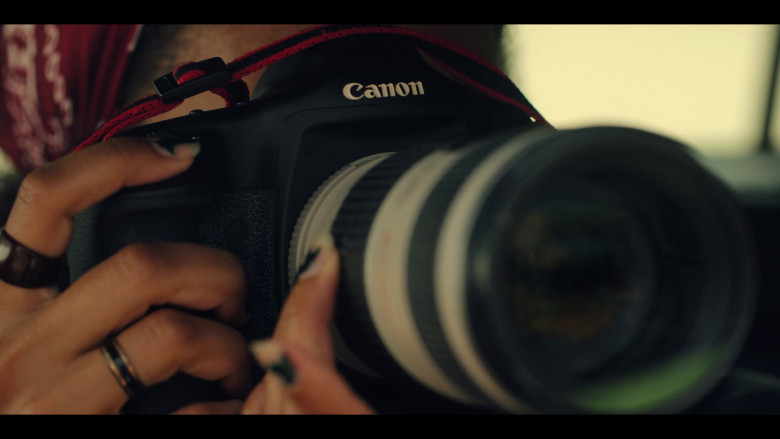 Canon EOS Cameras in Black Mirror S06E04 "Mazey Day" (2023) - 379105