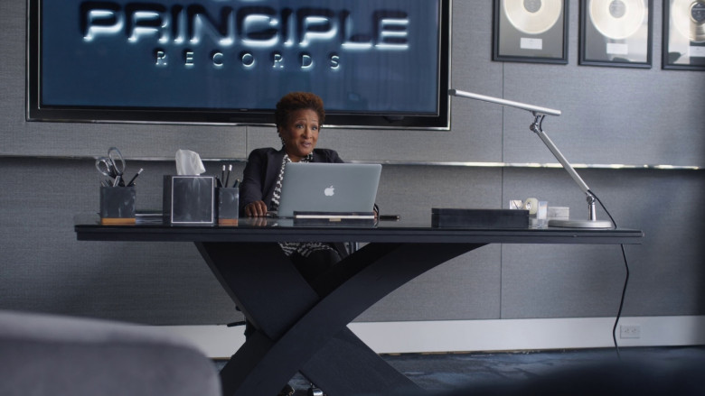 Apple MacBook Laptop of Wanda Sykes as Shuli Kucerac in The Other Two S03E06 "Brooke, and We Are Not Joking, Goes to Space" (2023) - 375742