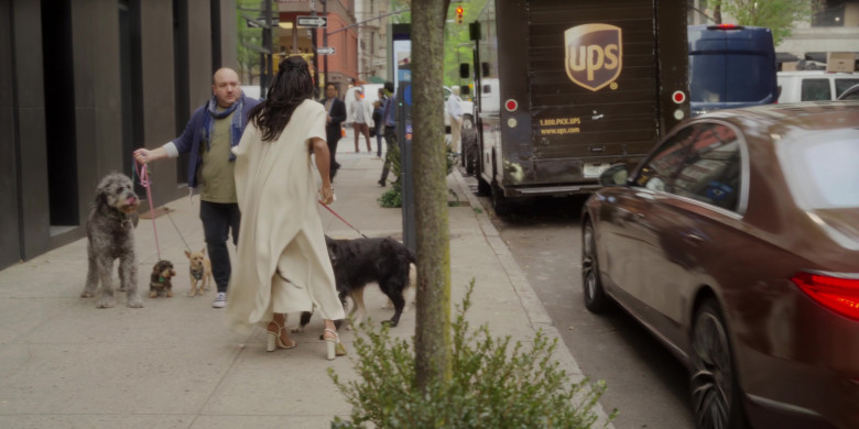 United Parcel Service (UPS) in And Just Like That... S02E03 "Chapter Three" (2023) - 381814