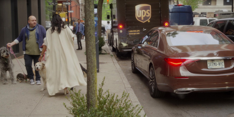 Mercedes-Benz S-Class Brown Car and UPS in And Just Like That... S02E03 "Chapter Three" (2023) - 381778
