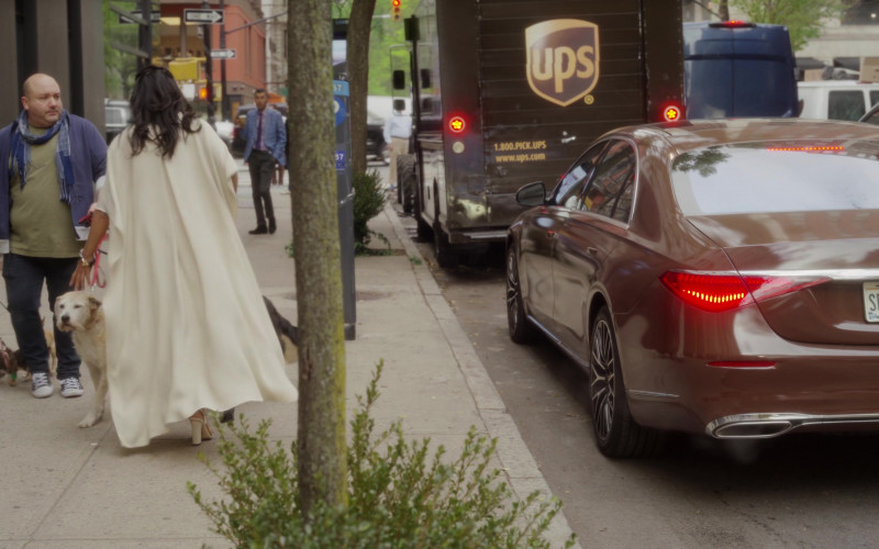 Mercedes-Benz S-Class Brown Car and UPS in And Just Like That... S02E03 "Chapter Three" (2023)