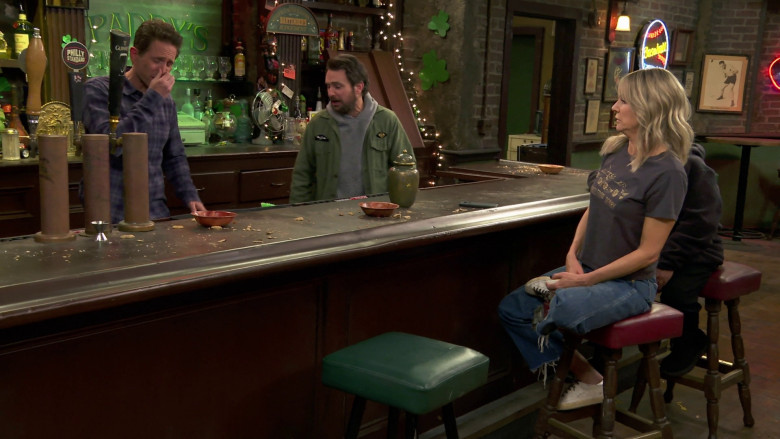 Tanqueray Gin, Philly Standard (Yards Brewing Co.), Guinness Beer, Kahlua in It's Always Sunny in Philadelphia S16E03 "The Gang Gets Cursed" (2023) - 379201