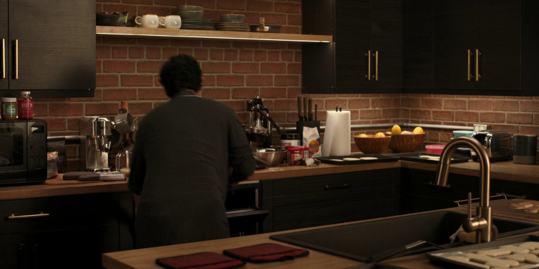 The Amazing Chickpea and De'Longhi Coffee Machine in With Love S02E01 "Christmas Eve" (2023) - 375988