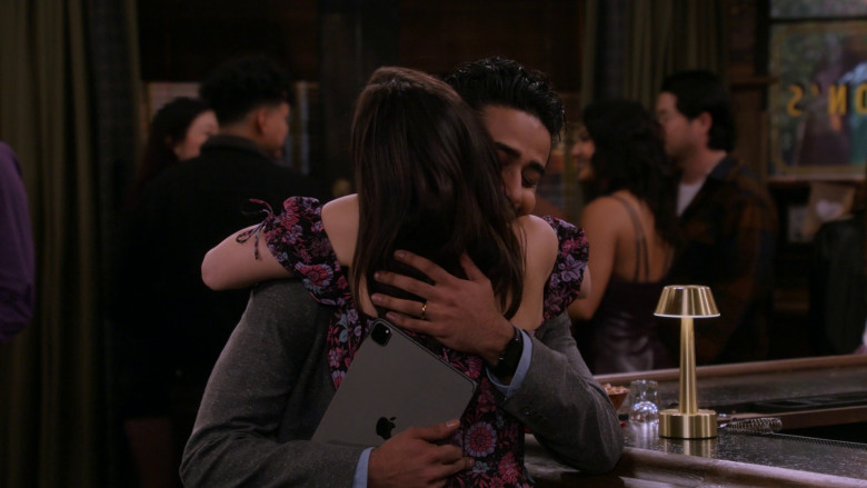 Apple iPad Tablet of Suraj Sharma as Sid in How I Met Your Father S02E14 "Disengagement Party" (2023) - 376843