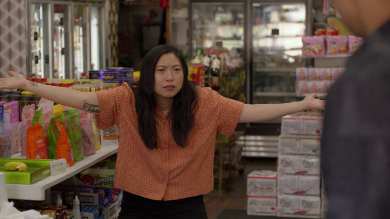 Early Bird Foods & Co. Granola and Airheads Candy in Awkwafina Is Nora From Queens S03E07 "Nora is Awkwafina from Queens" (2023) - 378129