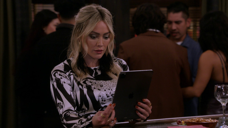 Apple iPad Tablet Used by Hilary Duff as Sophie in How I Met Your Father S02E14 "Disengagement Party" (2023) - 376846