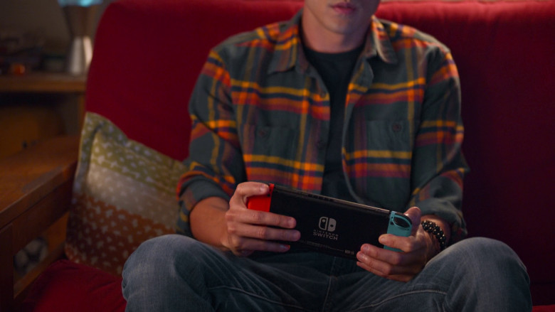 Nintendo Switch Console of Darren Barnet as Paxton Hall-Yoshida in Never Have I Ever S04E07 "...had an identity crisis" (2023) - 377654