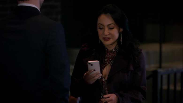 Apple iPhone Smartphone of Francia Raisa as Valentina in How I Met Your Father S02E16 "The Jersey Connection" (2023) - 379883