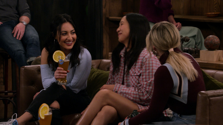 Blue Moon Beer in How I Met Your Father S02E15 "Working Girls" (2023) - 378915