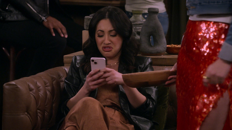 Apple iPhone Smartphone Used by Francia Raisa as Valentina in How I Met Your Father S02E17 "Out of Sync" (2023) - 381375