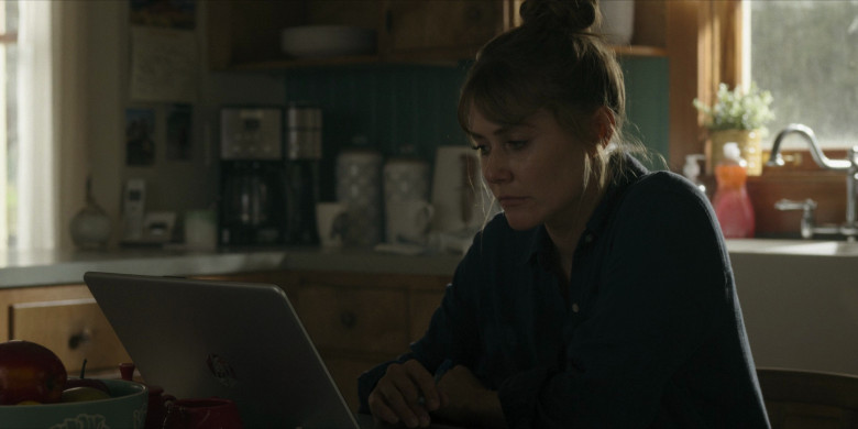 HP Laptop of Julianna Guill as Marybeth Pickett in Joe Pickett S02E05 "Heads Will Roll" (2023) - 381170
