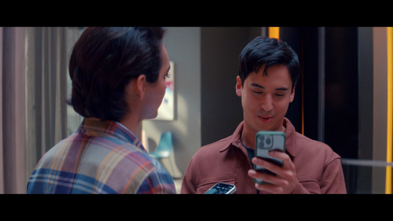 Apple iPhone Smartphone in Glamorous S01E03 "Back of the Line" (2023) - 380445