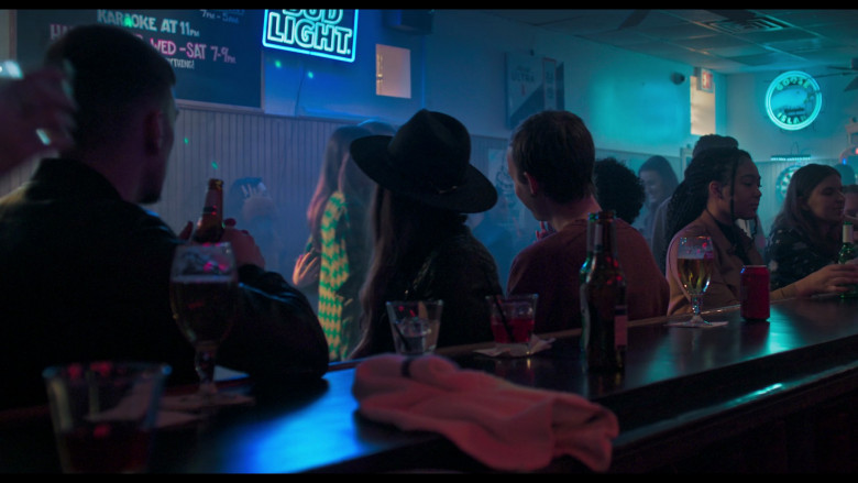 Bud Light and Goose Island Brewery Neon Signs in The Bear S02E05 "Pop" (2023) - 380229