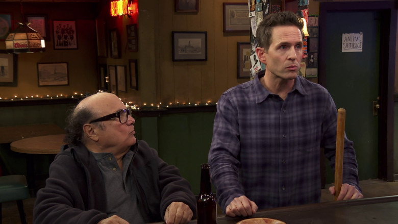 Coors Light Lamp in It's Always Sunny in Philadelphia S16E03 "The Gang Gets Cursed" (2023) - 379170