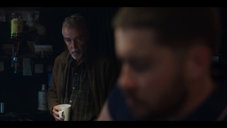 Bell's Scotch Whisky in Black Mirror S06E02 "Loch Henry" (2023) - 379052