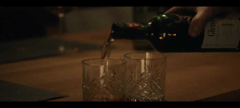 Glenfiddich 12 Year Old Single Malt Scotch Whisky Enjoyed by John Krasinski & Wendell Pierce as James Greer in Tom Clancy's Jack Ryan S04E01 "Triage" (2023) - 382031
