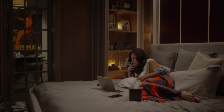 Apple MacBook Laptop Used by Sarita Choudhury as Seema Patel in And Just Like That... S02E03 "Chapter Three" (2023) - 381704