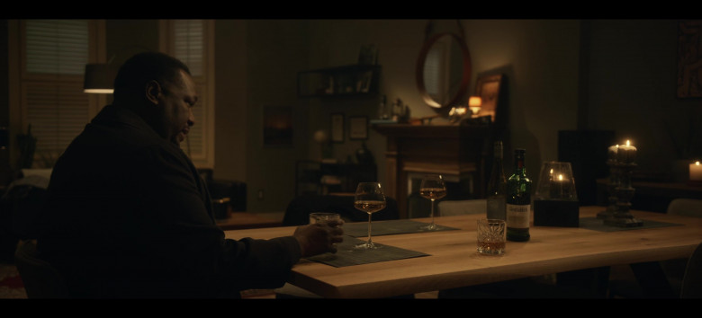 Glenfiddich 12 Year Old Single Malt Scotch Whisky Enjoyed by John Krasinski & Wendell Pierce as James Greer in Tom Clancy's Jack Ryan S04E01 "Triage" (2023) - 382034