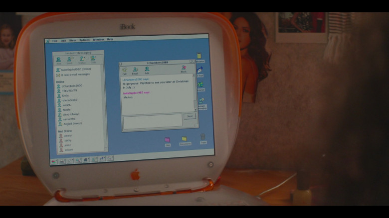 Apple Macintosh iBook G3 Orange Laptop in Cruel Summer S02E05 "All I Want for Christmas" (2023) - 381473