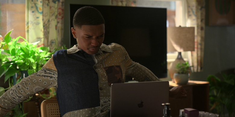 Apple MacBook Laptops in Swagger S02E02 "18" (2023) - 381877