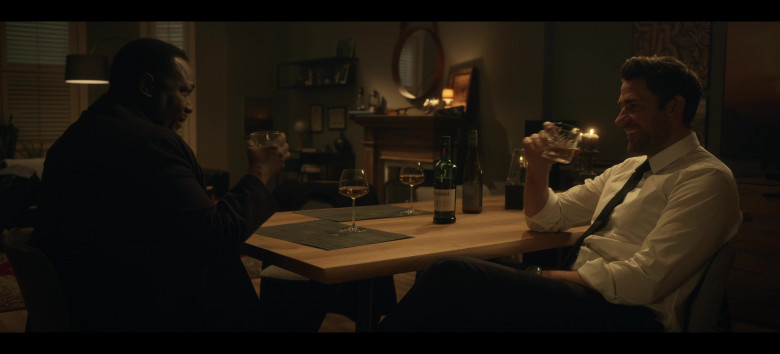 Glenfiddich 12 Year Old Single Malt Scotch Whisky Enjoyed by John Krasinski & Wendell Pierce as James Greer in Tom Clancy's Jack Ryan S04E01 "Triage" (2023) - 382036