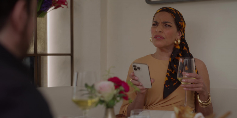 Apple iPhone Smartphone of Sarita Choudhury as Seema Patel in And Just Like That... S02E03 "Chapter Three" (2023) - 381701
