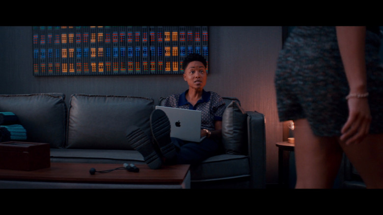 Apple MacBook Laptop in Glamorous S01E04 "Cash Only" (2023) - 380513