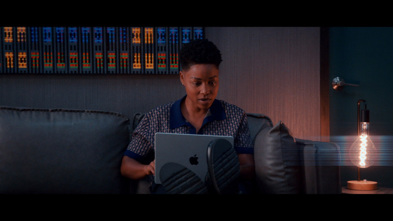 Apple MacBook Laptop in Glamorous S01E04 "Cash Only" (2023) - 380514