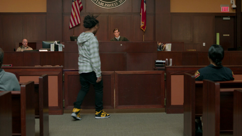 Nike Air Jordan 1 Sneakers in Judge Me Not S01E05 "Lights Out" (2023) - 380348