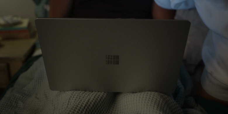 Microsoft Surface Laptop in And Just Like That... S02E01 "Met Cute" (2023) - 380929