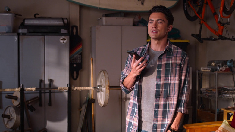 Vans Plaid Shirt Worn by Darren Barnet as Paxton Hall-Yoshida in Never Have I Ever S04E09 "...gone to prom" (2023) - 377702