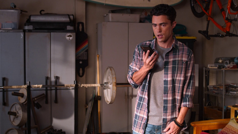 Vans Plaid Shirt Worn by Darren Barnet as Paxton Hall-Yoshida in Never Have I Ever S04E09 "...gone to prom" (2023) - 377704